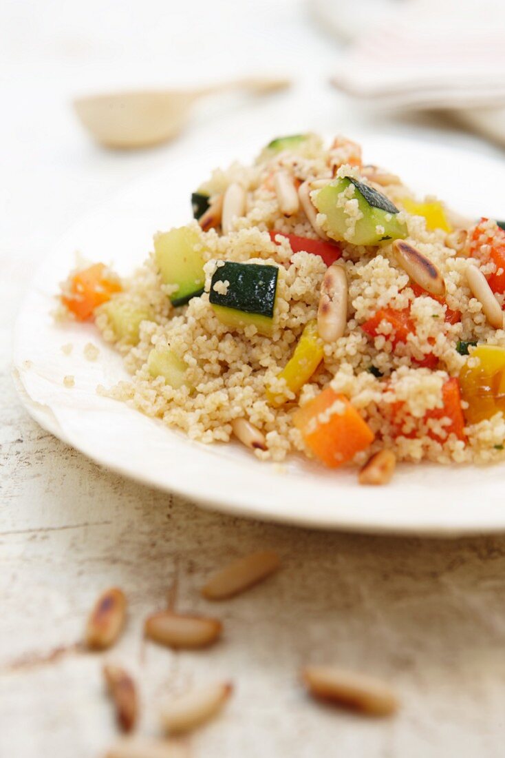 Couscous mit Gemüse und Pinienkernen