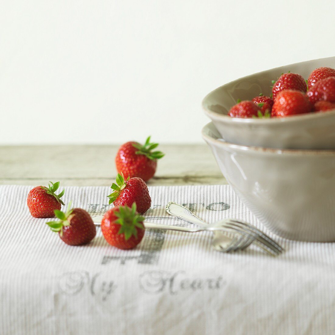 Fresh strawberries in a ceramic dish