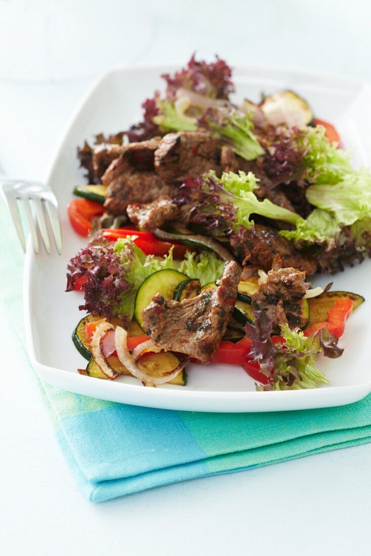 Beef salad with courgette, peppers and lettuce