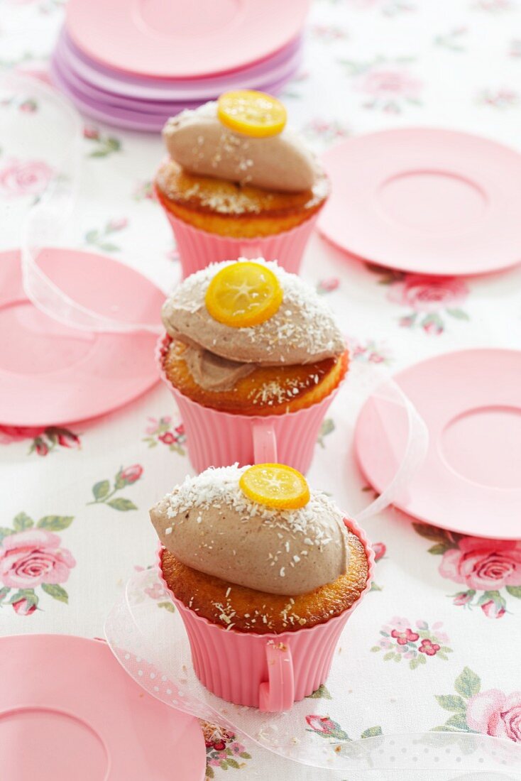 Orangen-Kokos-Cupcakes mit Cremehaube