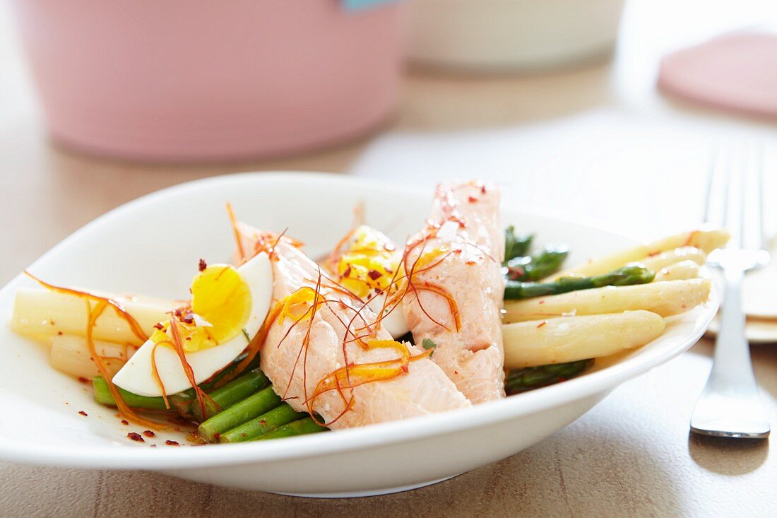 Green and white asparagus with salmon trout and a boiled egg