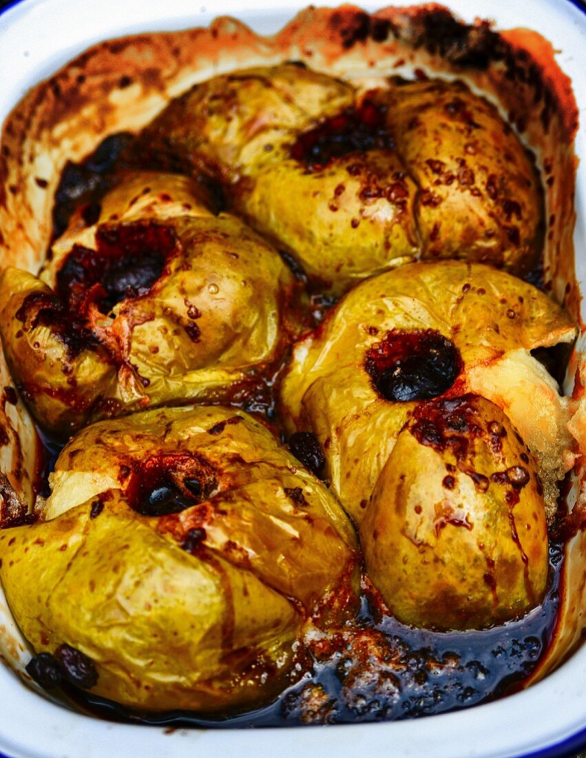 Baked apples in a roasting tin