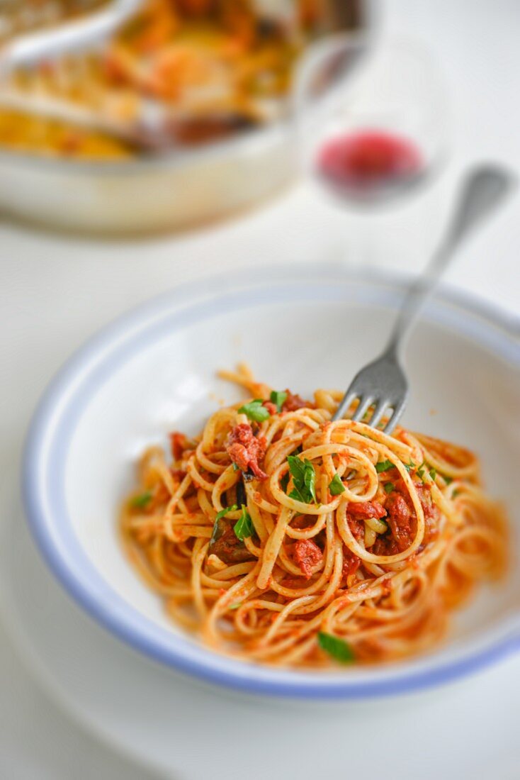 Linguine with tomato sauce and parsley