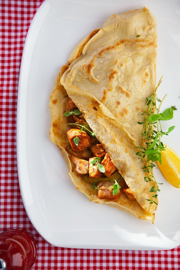 Pfannkuchen mit gebratenem Kabeljaufilet, Avocado und frischem Oregano