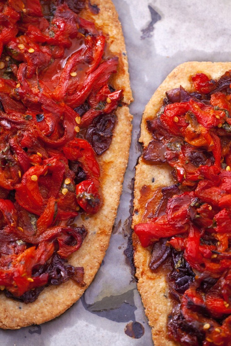 Zwei Vollkornpizzen mit Paprikaschoten und Zwiebeln