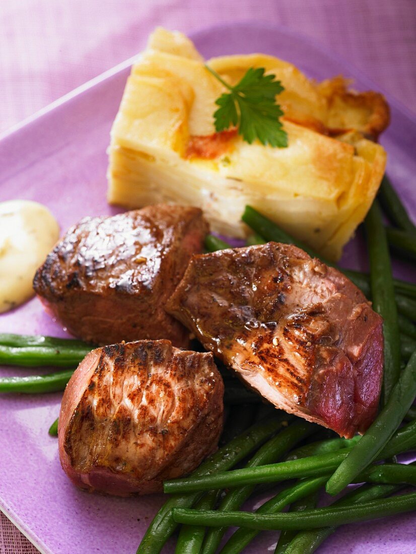 Beef fillet with potato gratin and green beans