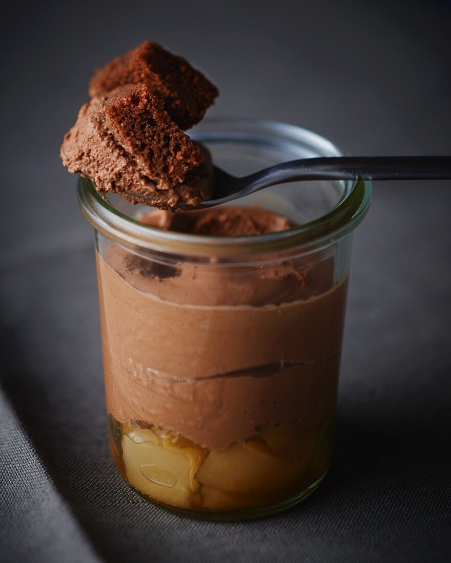 Mousse au chocolat mit Birnen im Glas serviert