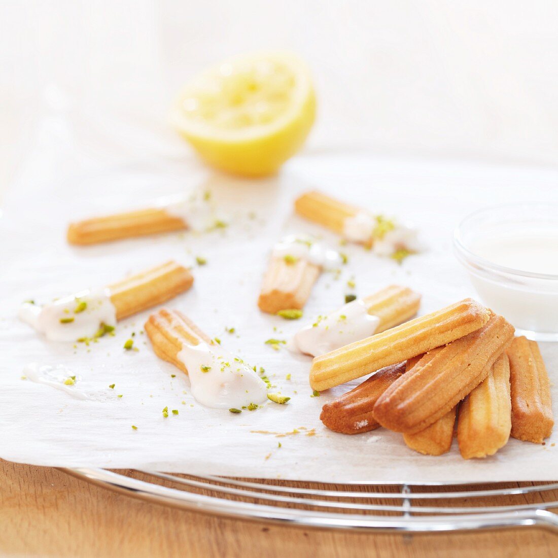 Spritzgebäck mit Zuckerglasur und Pistazienstreusel