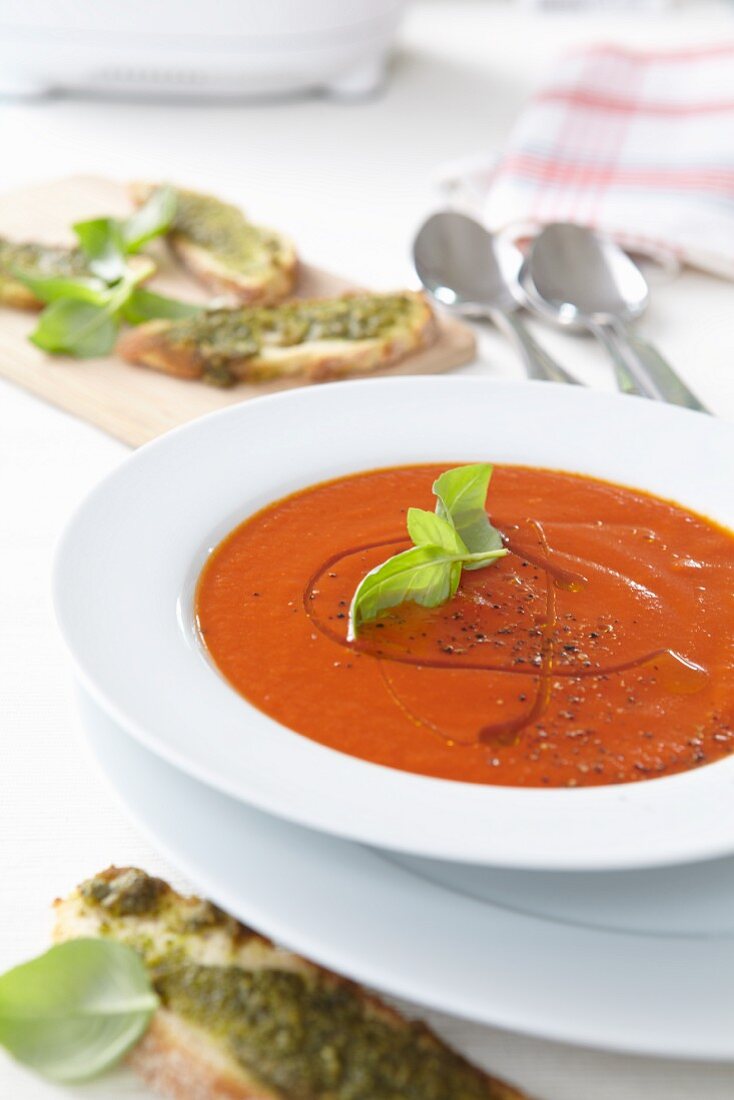 Tomatensuppe mit Olivenöl und Basilikum