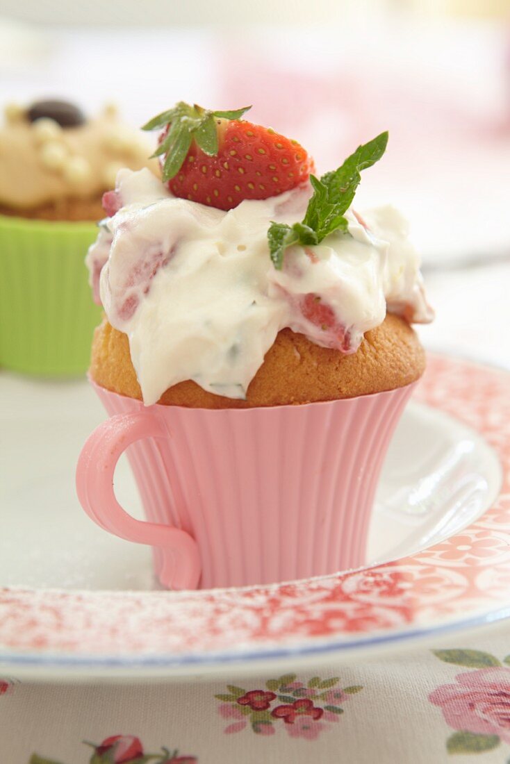 Zitronencupcake mit Erdbeeren