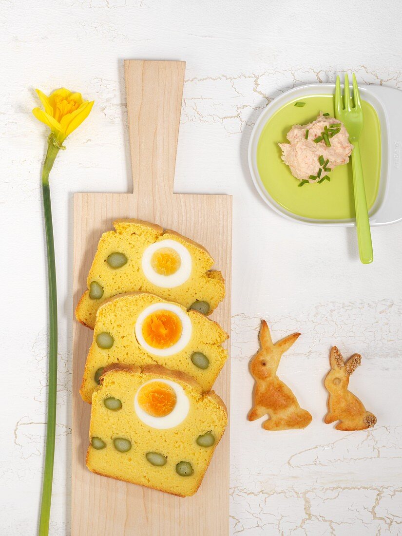 Kartoffel-Mais-Brot mit gekochtem Ei und grünem Spargel und Krabbenaufstrich zu Ostern