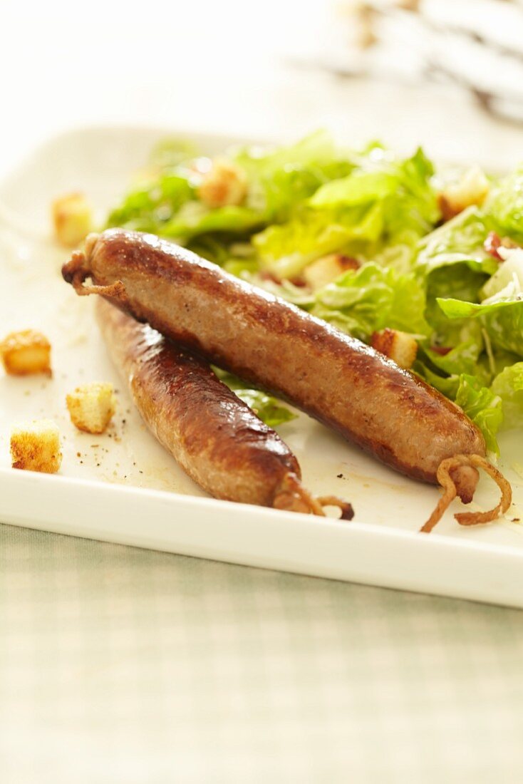 Merguez-Würstchen mit Salat