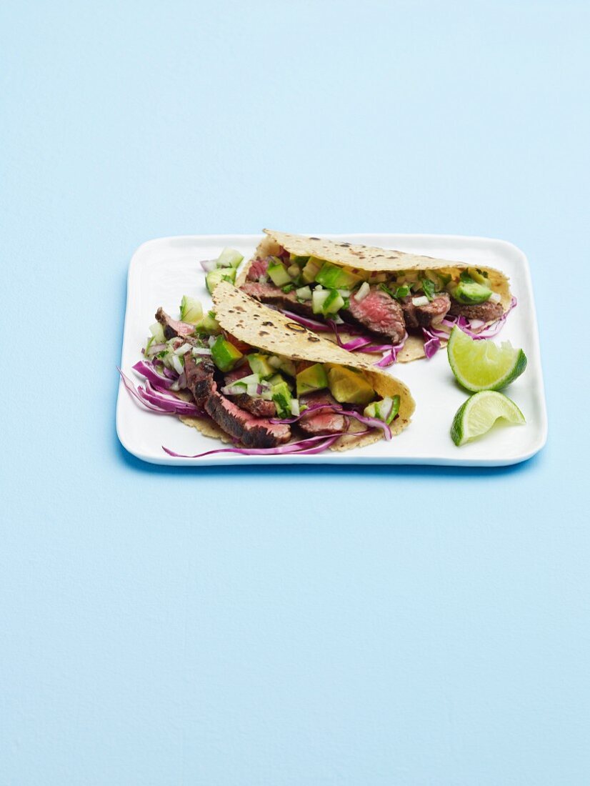 Steak Tacos mit Avocado und Gurke