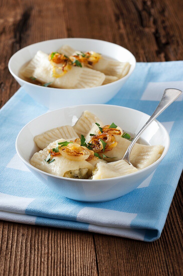 Kartoffelmaultaschen mit Käse-Lauch-Füllung und Röstzwiebeln