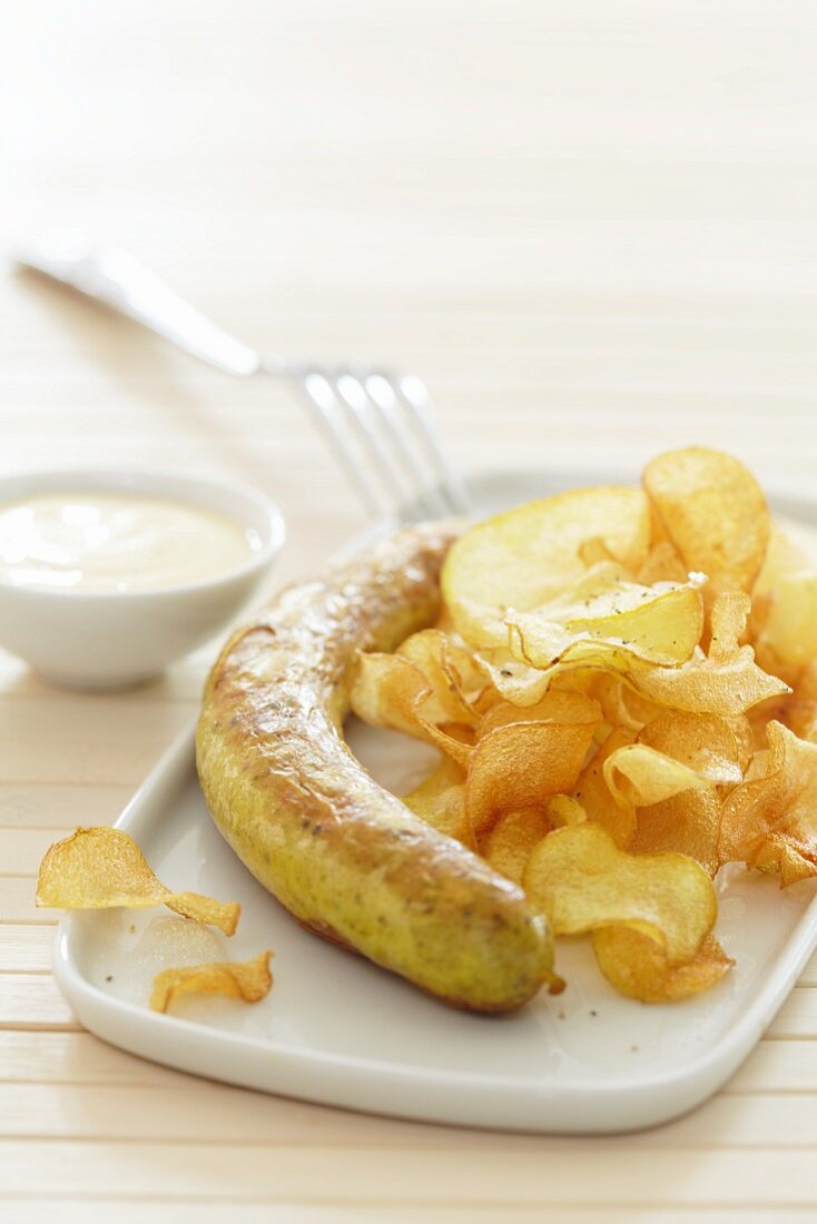 Curry-spiced sausage with crisps and mayonnaise