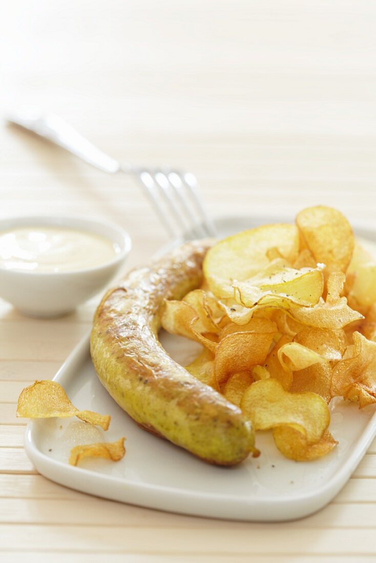 Currywurst mit Kartoffelchips und Mayonaise