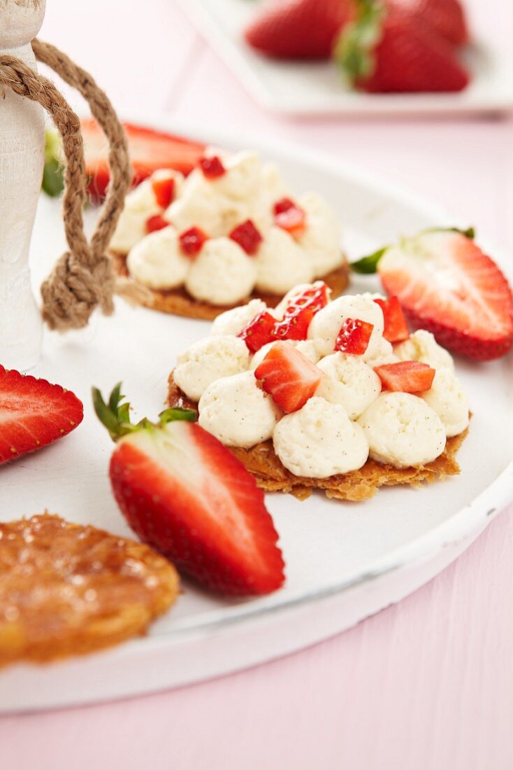 Strawberry tartlets with vanilla cream