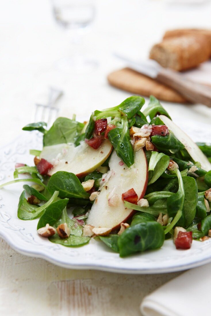 Lamb's lettuce with apple, bacon and walnuts