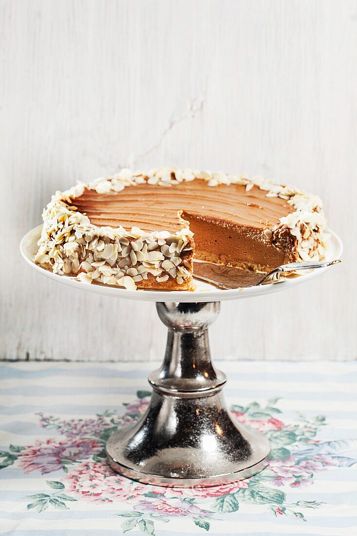 Carmel cheesecake with almond flakes