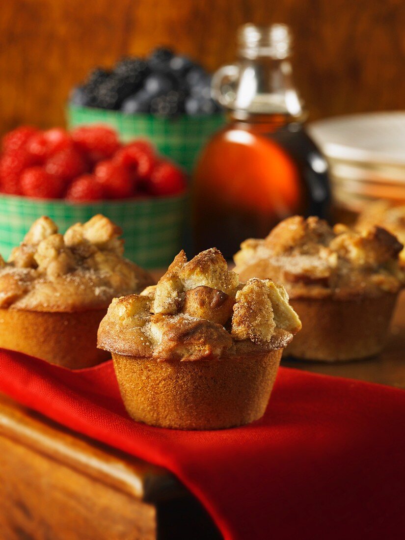 French-Toast-Muffins mit Beeren und Ahornsirup