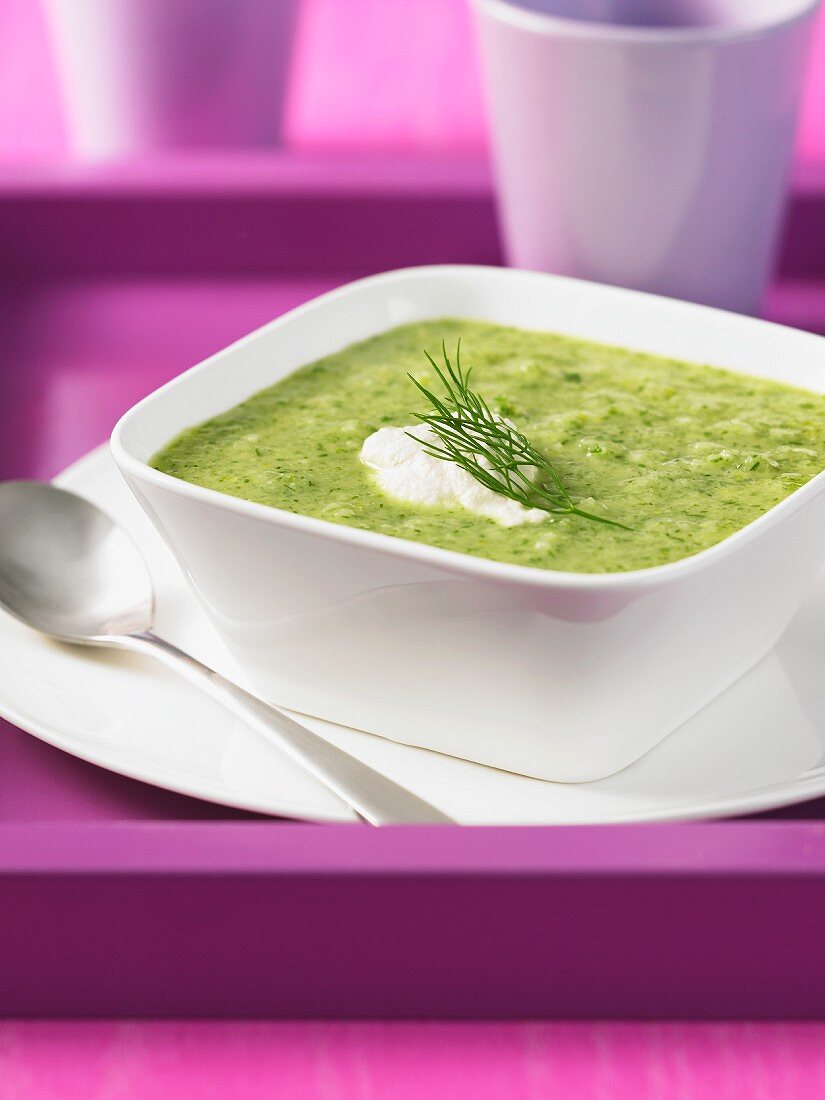 Zitronen-Gurken-Suppe mit Dill