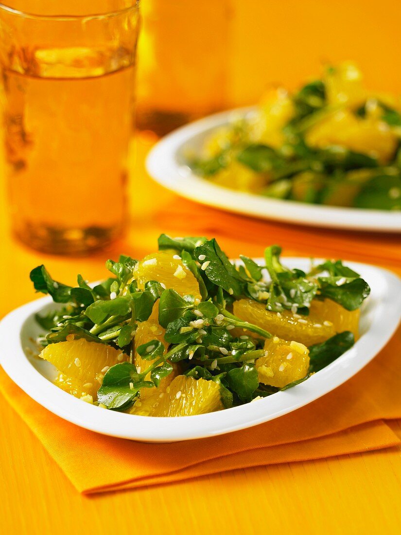 Brunnenkressesalat mit Gewürzorangen, Sesam und Ingwer