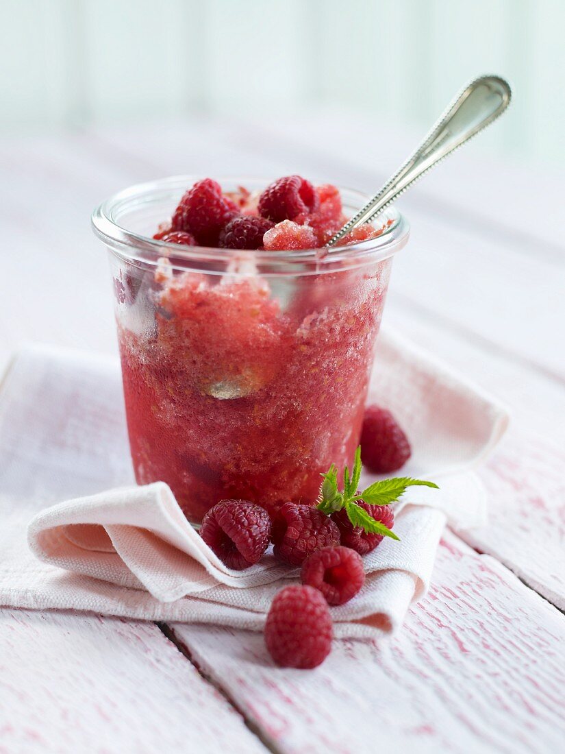 Himbeergranita und frische Himbeeren