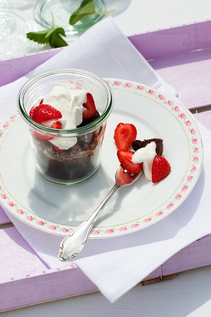 Schokopie aus dem Weckglas mit Erdbeeren und Sahne