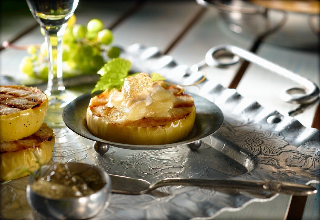 Gebackener Brie-Käse mit Weingelee