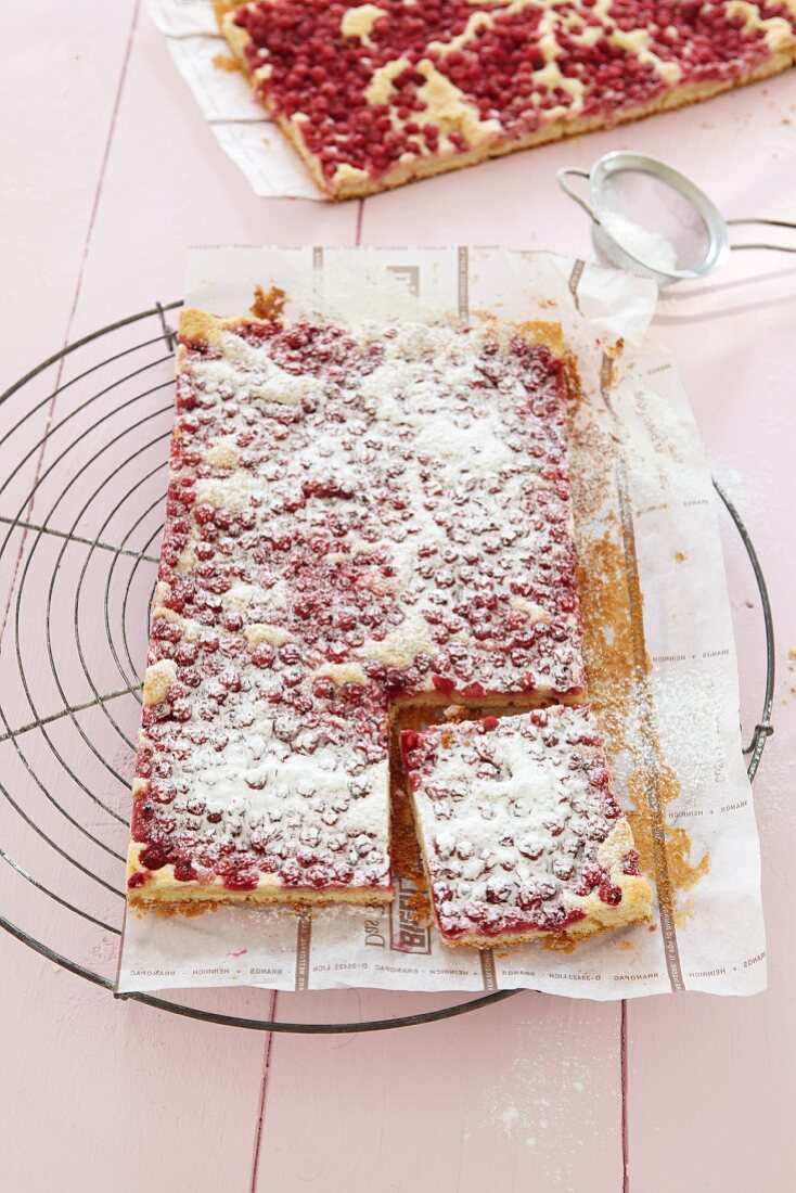 Redcurrant cake with icing sugar