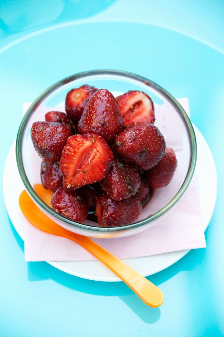 Erdbeeren mit grünem Pfeffer in Dessertschälchen
