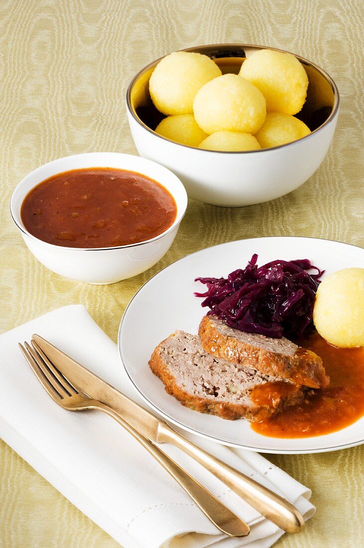 Hackbraten mit Rotkohl, Kartoffelklössen und Sauce