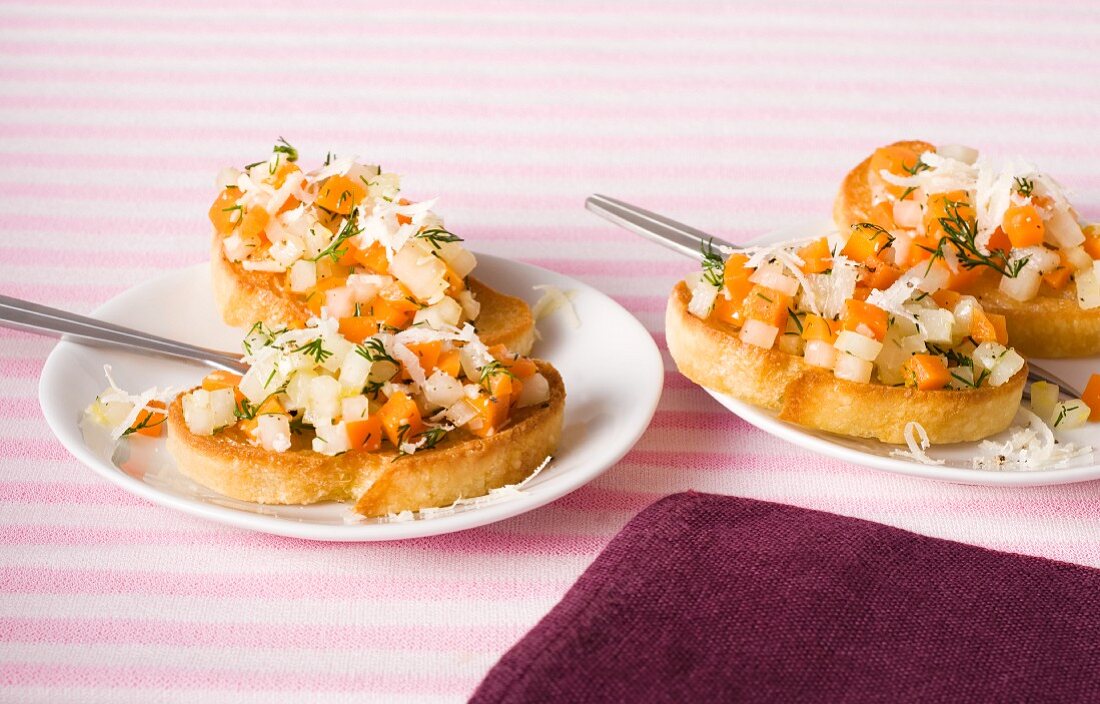 Bruschetta mit Gemüsewürfeln und Meerrettich