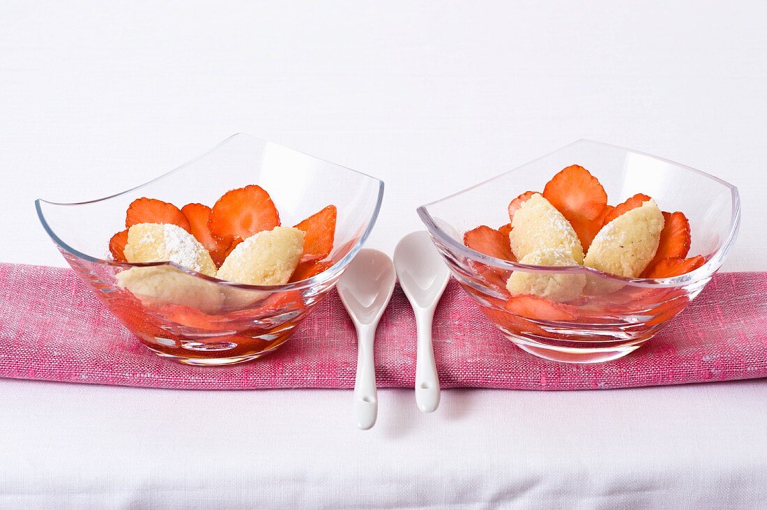 Coconut semolina quenelles with strawberries