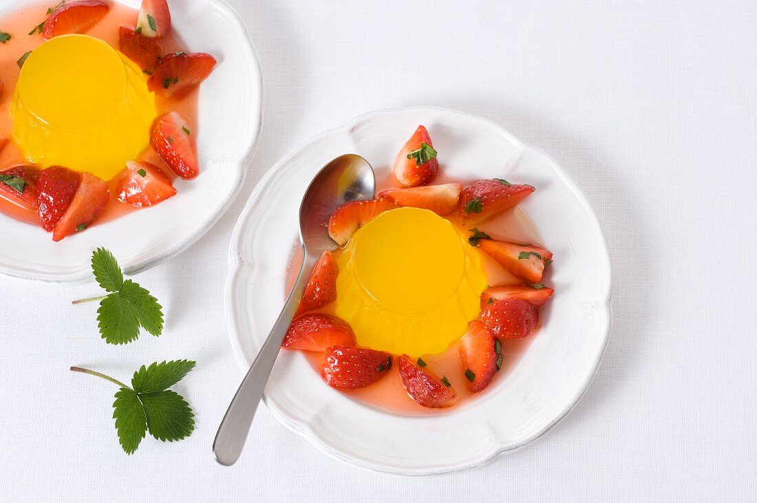 Strawberry salad with jelly