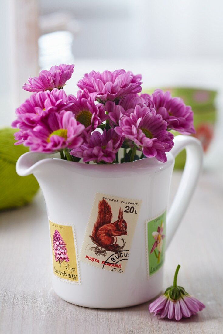 Kännchen als Blumenvase verziert mit Briefmarken