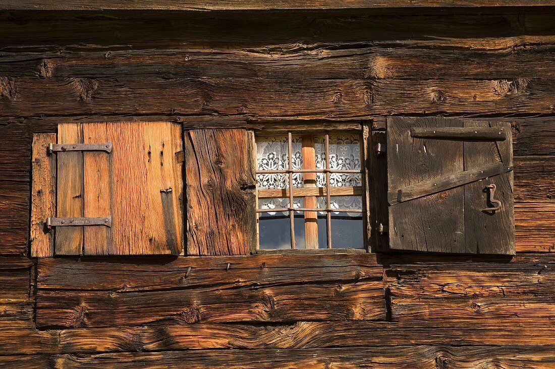 Fenster einer Almhütte