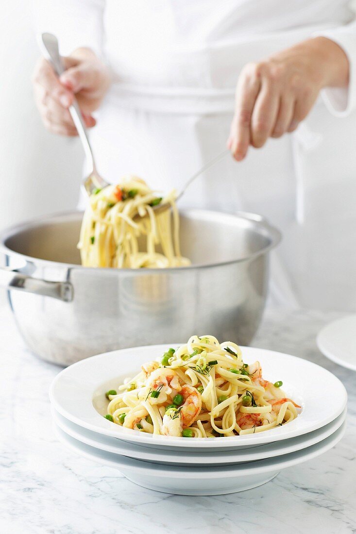 Linguine mit Erbsen und Garnelen