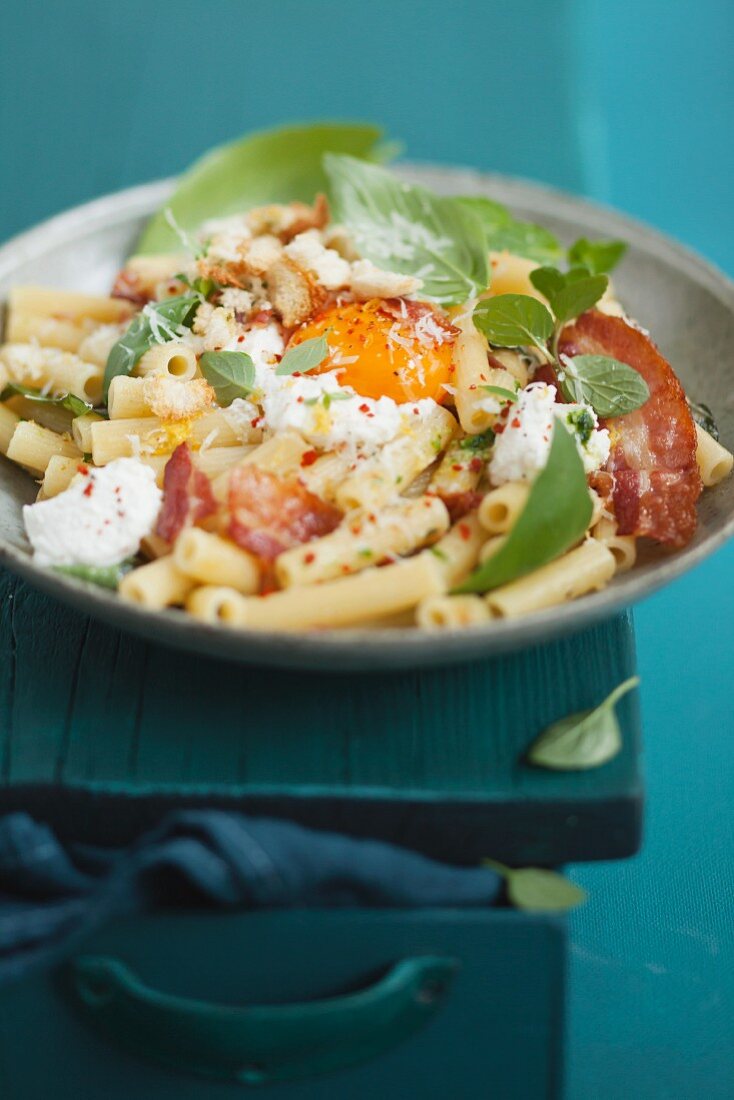 Rigatoni mit Kräutern, Frischkäse und Spiegelei