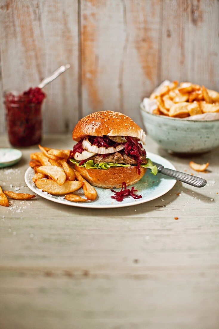 Hamburger mit Rote-Bete-Kompott und Pommes Frites