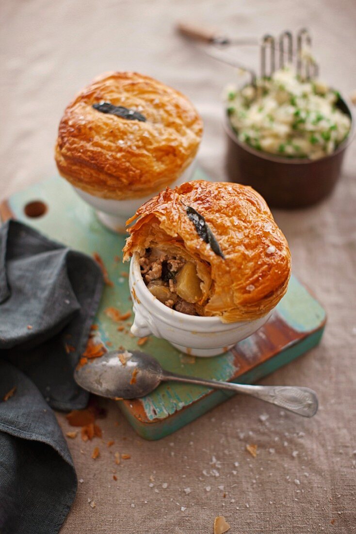 Pot Pies mit Schweinefleisch und Birnen, dazu Kartoffel-Erbsen-Püree