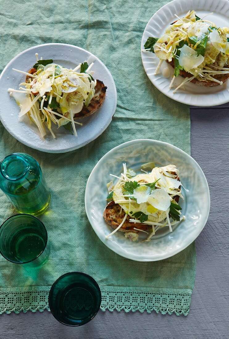 Gegrilltes Brot mit Artischocken, Enoki-Pilzen und Parmesan