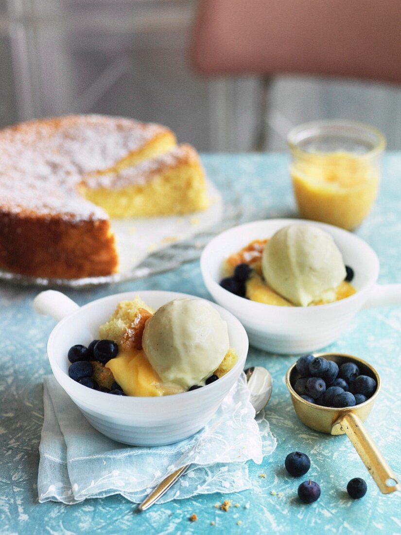 Blueberry Hill - Eisbecher mit Vanilleeis, Blaubeeren, Lemon Curd und Limoncello-Biskuit