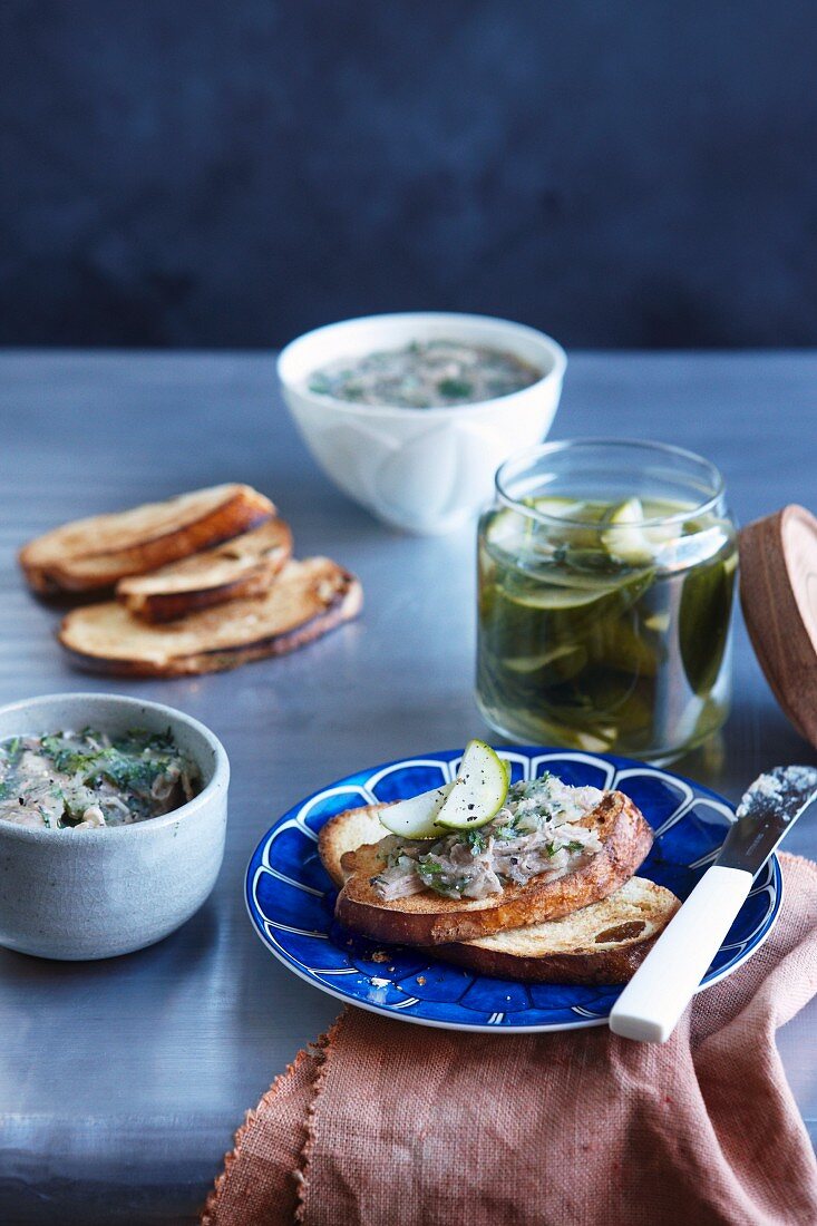 Zalatina, Schweinesülze auf geröstetem Rosinenbrot und eingelegte Dill-Gurken