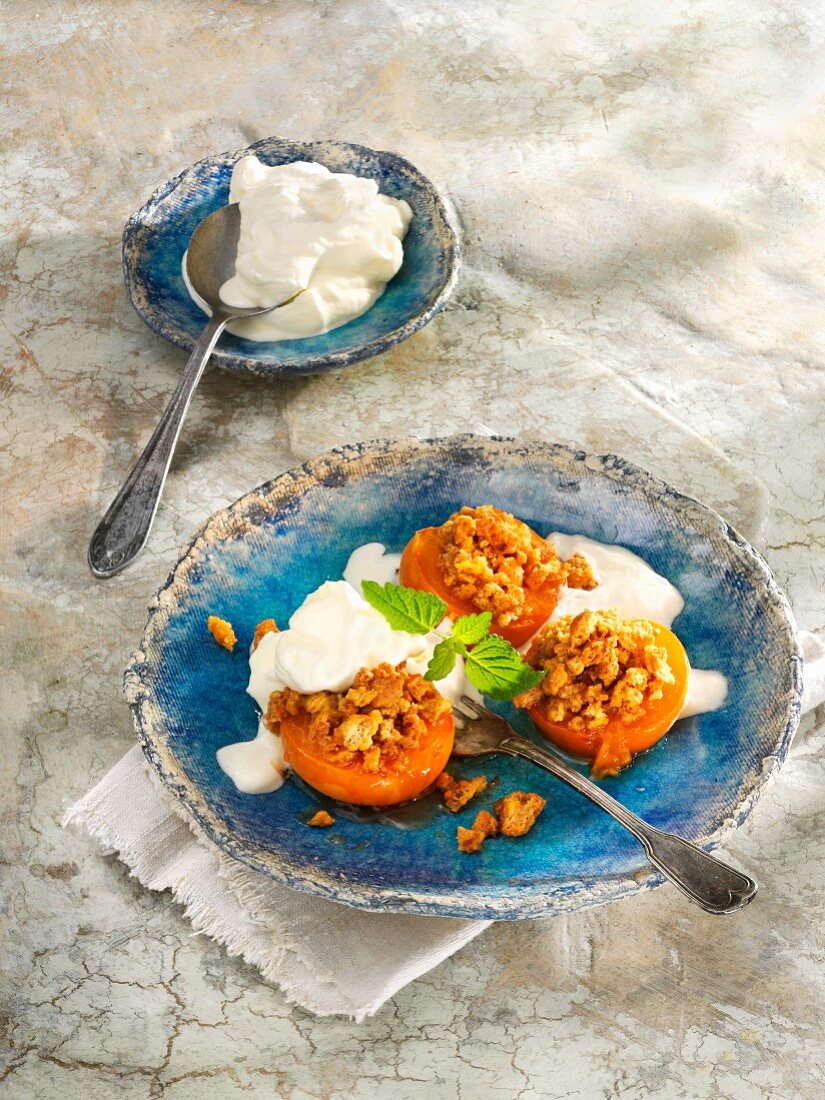 Stuffed, baked apricots with cream