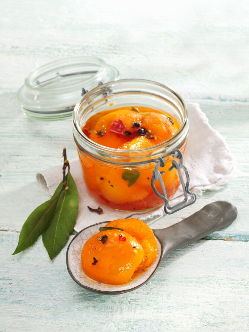 Süß-sauer eingelegte Aprikosen mit Gewürzen
