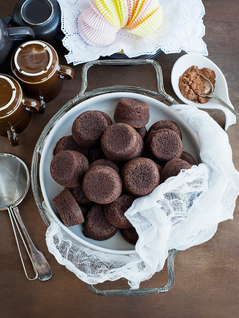 Viele Schokoladenmuffins auf Servierplatte (Aufsicht)