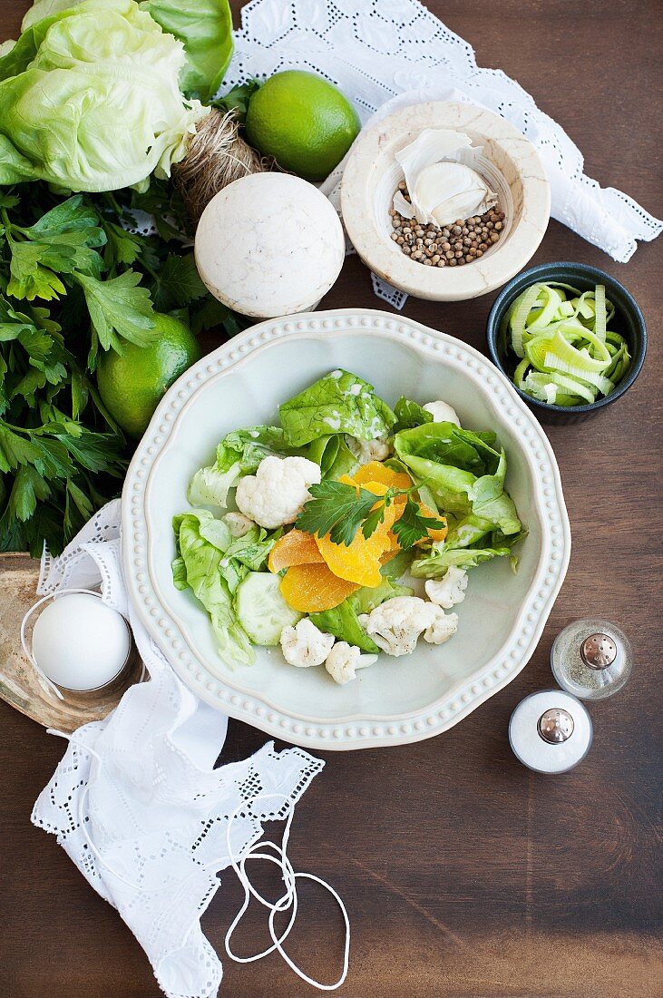 Salat mit Blumenkohl, Kopfsalat & Aprikosen (Aufsicht)