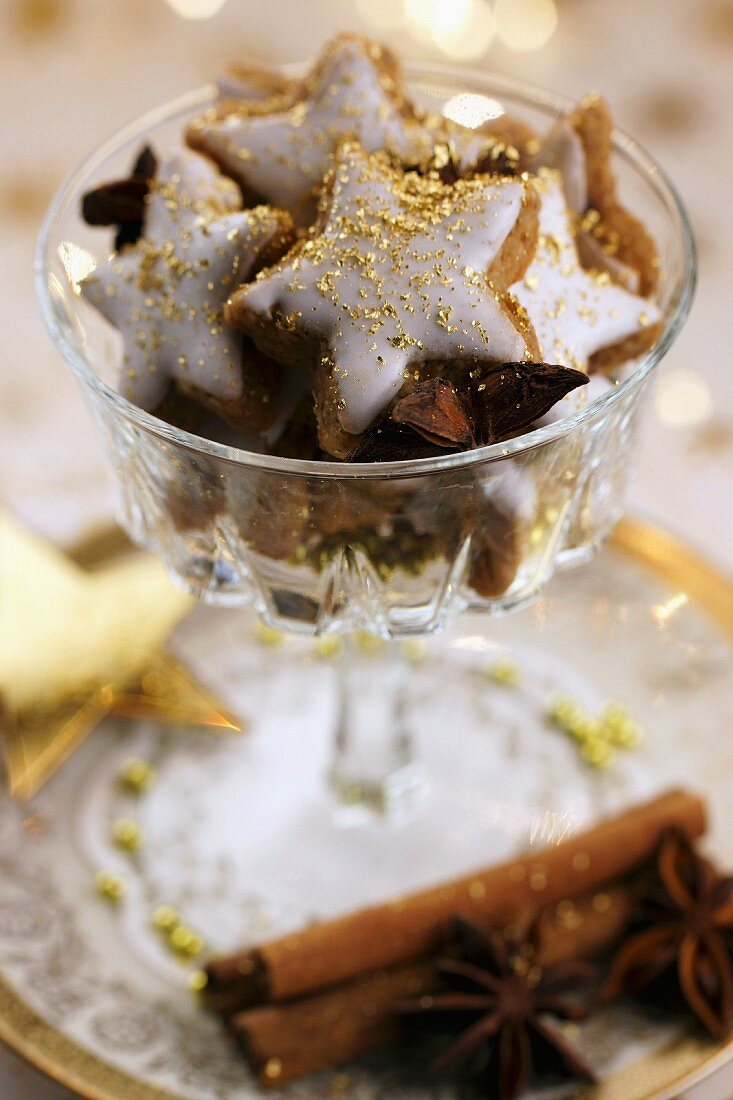 Star-shaped cinnamon biscuits decorated with gold dust