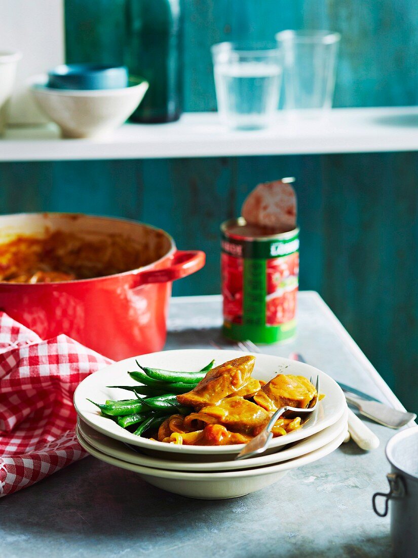 Bratwurst-Ragout mit fruchtiger Zwiebel-Currysauce und grünen Bohnen